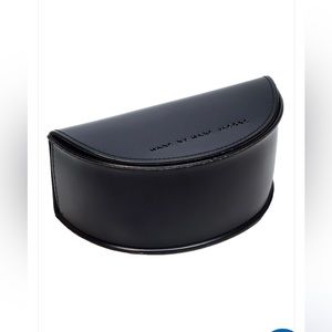 MARC BY MARC JACOBS LARGE SUNGLASS CASE BLACK